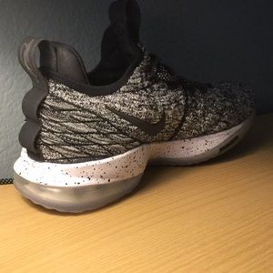 Lebron James b-ball shoe Nike Zoom